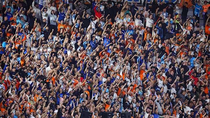 Les supporters marseillais verront un parcage visiteurs vide à côté d'eux.