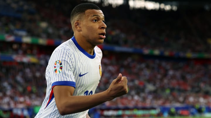 Kylian Mbappé se serait cassé le nez.