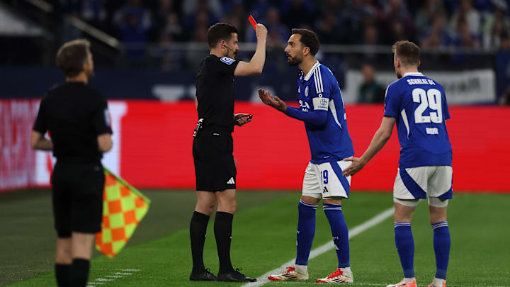 Kenan Karaman fliegt gegen den HSV vom Platz