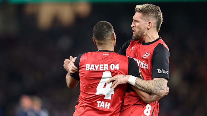 Jonathan Tah (li.) und Robert Andrich (re.) von Bayer Leverkusen