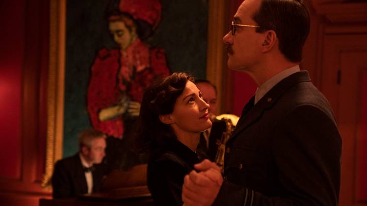 Kelly Macdonald as Jean Leslie and Matthew Macfadyen as Charles Cholmondeley in Operation Mincemeat (2022)