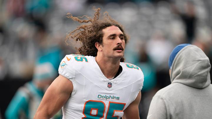 Miami Dolphins tight end Greg Dulcich (85) jogs off the feud during warm ups during a week 14 football game between the New York Jets and Miami Dolphins at MetLife Stadium on Sunday, Dec. 7, 2025.