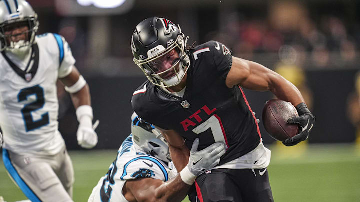 Atlanta Falcons running back Bijan Robinson (7) runs against Carolina Panthers linebacker D.J. Wonnum (98) during the first quarter at Mercedes-Benz Stadium. 
