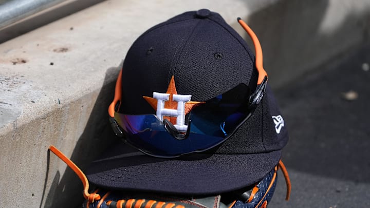 General view of a Houston Astros cap and glove.