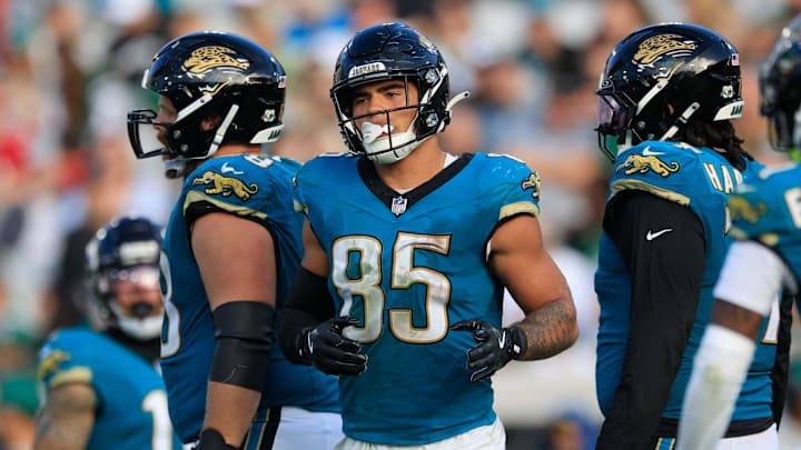 Jacksonville Jaguars tight end Brenton Strange (85) gets into position during the fourth quarter Sunday, Dec. 15, 2024 at EverBank Stadium in Jacksonville, Fla. The Jets held off the Jaguars 32-25. [Corey Perrine/Florida Times-Union]