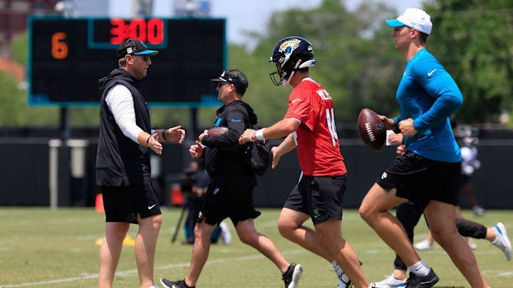 Jacksonville Jaguars head coach Liam Coen greets quarterback Nick Mullens (12) during the first organized team activity at Miller Electric Center Monday, May 19, 2025 in Jacksonville, Fla. Jacksonville Jaguars head coach Liam Coen greets quarterback Nick Mullens (12) during the first organized team activity at Miller Electric Center Monday, May 19, 2025 in Jacksonville, Fla.