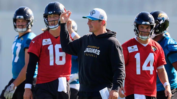 Jacksonville Jaguars offensive coordinator Grant Udinski talks near Jacksonville Jaguars quarterbacks Trevor Lawrence (16) and Nick Mullens (14) during the second mandatory minicamp at Miller Electric Center Wednesday, June 11, 2025 in Jacksonville, Fla.