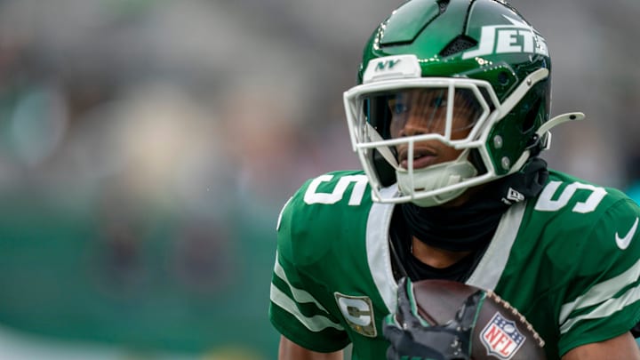 New York Jets wide receiver Garrett Wilson (5) warms upon before an NFL Week 10 game between the New York Jets and the Cleveland Browns at MetLife Stadium on Sunday, Nov. 9, 2025.