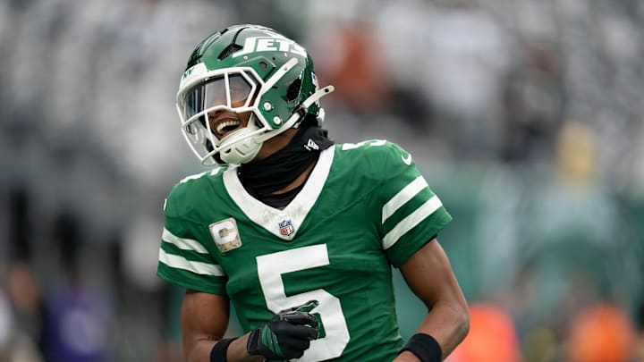 New York Jets wide receiver Garrett Wilson (5) warms up during an NFL Week 10 game between the New York Jets and the Cleveland Browns at MetLife Stadium on Sunday, Nov. 9, 2025.