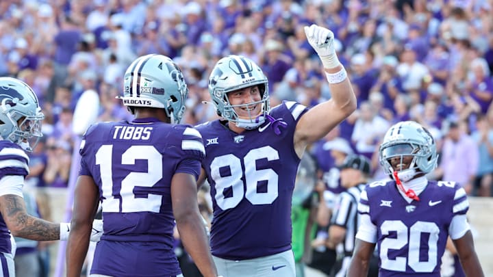 Kansas State Wildcats tight end Garrett Oakley (86) looks to the crowd to celebrate a touchdown in the third quarter against the TCU Horned Frogs at Bill Snyder Family Football Stadium. 