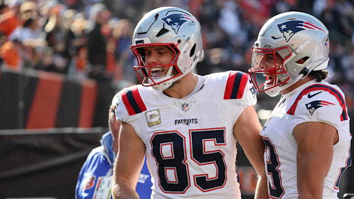 Nov 23, 2025; Cincinnati, Ohio, USA; New England Patriots tight end Hunter Henry (85) celebrates with teammates after scoring a touchdown during the first half against the Cincinnati Bengals at Paycor Stadium. Mandatory Credit: Joseph Maiorana-Imagn Images Nov 23, 2025; Cincinnati, Ohio, USA; New England Patriots tight end Hunter Henry (85) celebrates with teammates after scoring a touchdown during the first half against the Cincinnati Bengals at Paycor Stadium. Mandatory Credit: Joseph Maiorana-Imagn Images