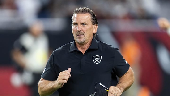 Aug 23, 2025; Glendale, Arizona, USA; Las Vegas Raiders quarterbacks coach Greg Olson against the Arizona Cardinals during a preseason NFL game at State Farm Stadium. Mandatory Credit: Mark J. Rebilas-Imagn Images Aug 23, 2025; Glendale, Arizona, USA; Las Vegas Raiders quarterbacks coach Greg Olson against the Arizona Cardinals during a preseason NFL game at State Farm Stadium. Mandatory Credit: Mark J. Rebilas-Imagn Images