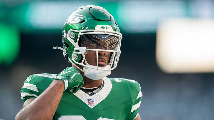 New York Jets running back Breece Hall (20) warms up