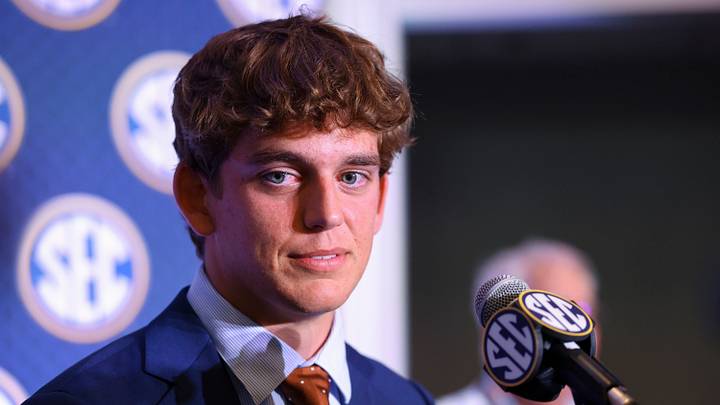 After some struggles in 2025, Arch Manning is looking for a big 2026 season-- with backing from a Longhorn legend. (Nathan Ray Seebeck-Imagn Images) After some struggles in 2025, Arch Manning is looking for a big 2026 season-- with backing from a Longhorn legend. (Nathan Ray Seebeck-Imagn Images)
