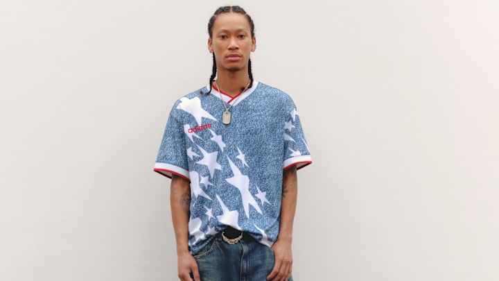 阿迪达斯重新推出标志性牛仔套装，致敬美国男足1994年世界杯传奇英雄