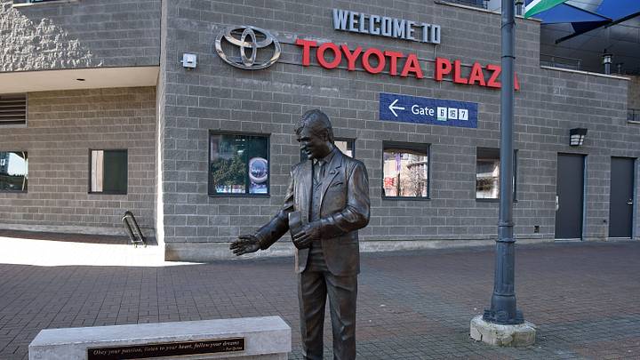 Mar 15, 2020; Vancouver, British Columbia, CAN; A state of former Vancouver Canucks player and coach Pat Quinn is seen outside of a closed Rogers Arena. A game between the Winnipeg Jets at Vancouver Canucks has been cancelled following a decision by the NHL to postpone its season due to the Covid-19 coronavirus outbreak. Mandatory Credit: Anne-Marie Sorvin-USA TODAY Sports Mar 15, 2020; Vancouver, British Columbia, CAN; A state of former Vancouver Canucks player and coach Pat Quinn is seen outside of a closed Rogers Arena. A game between the Winnipeg Jets at Vancouver Canucks has been cancelled following a decision by the NHL to postpone its season due to the Covid-19 coronavirus outbreak. Mandatory Credit: Anne-Marie Sorvin-USA TODAY Sports