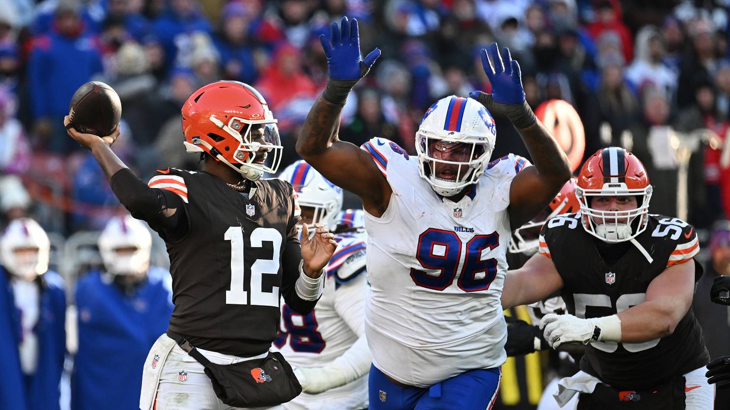 Difensore dei Bills Deone Walker in azione durante un match, mostrando la sua capacità e versatilità