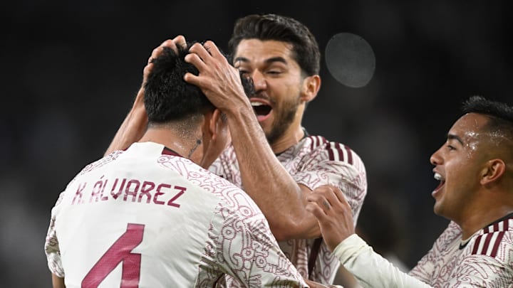 Jugadores de México celebran un gol.