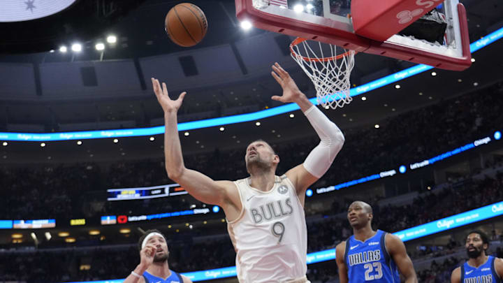 Mar 29, 2025; Chicago, Illinois, USA; Dallas Mavericks guard Klay Thompson (31) defends Chicago Bulls center Nikola Vucevic (9) during the first half at United Center. Mandatory Credit: David Banks-Imagn Images