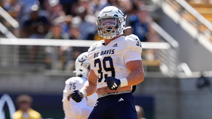 UC Davis Aggies linebacker Porter Connors (39)