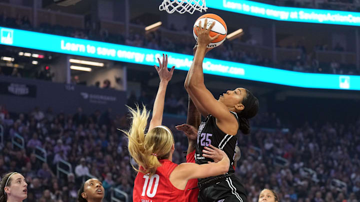 Jun 19, 2025; San Francisco, California, USA; Golden State Valkyries forward Monique Billings (25) rebounds against Indiana Fever guard Lexie Hull (10) during the first quarter at Chase Center. Mandatory Credit: Darren Yamashita-Imagn Images