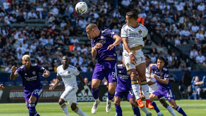 Javier Hernández en un juego ante Orlando City.