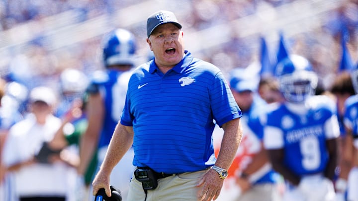 Aug 30, 2025; Lexington, Kentucky, USA; Kentucky Wildcats head coach Mark Stoops discusses a play with a referee during the first quarter against the Toledo Rockets at Kroger Field. Mandatory Credit: Jordan Prather-Imagn Images Aug 30, 2025; Lexington, Kentucky, USA; Kentucky Wildcats head coach Mark Stoops discusses a play with a referee during the first quarter against the Toledo Rockets at Kroger Field. Mandatory Credit: Jordan Prather-Imagn Images