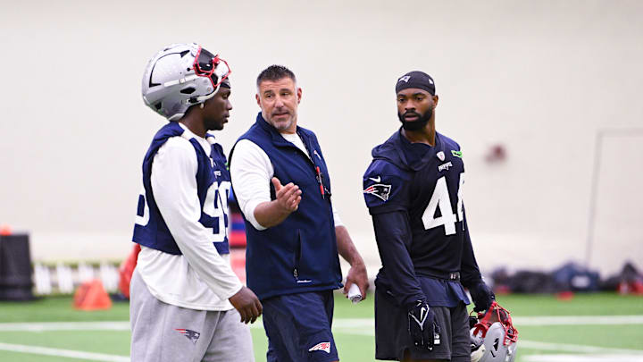 Jun 10, 2025; Foxborough, MA, USA; New England Patriots head coach Mike Vrabel speaks to defensive end Keion White (99) and linebacker K'Lavon Chaisson (44) after minicamp held in the WIN Field House at Gillette Stadium. Mandatory Credit: Eric Canha-Imagn Images