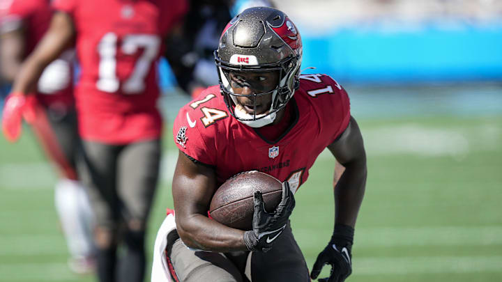 Oct 23, 2022; Charlotte, North Carolina, USA; Tampa Bay Buccaneers wide receiver Chris Godwin (14) runs for yards after catch during the first quarter against the Carolina Panthers at Bank of America Stadium. Mandatory Credit: Jim Dedmon-Imagn Images Oct 23, 2022; Charlotte, North Carolina, USA; Tampa Bay Buccaneers wide receiver Chris Godwin (14) runs for yards after catch during the first quarter against the Carolina Panthers at Bank of America Stadium. Mandatory Credit: Jim Dedmon-Imagn Images