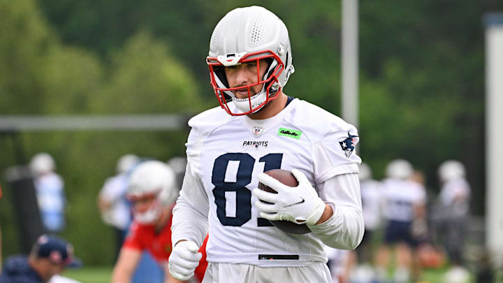 Jun 9, 2025; Foxborough, MA, USA; New England Patriots tight end Austin Hooper (81) runs after the catch during minicamp at Gillette Stadium. Mandatory Credit: Eric Canha-Imagn Images