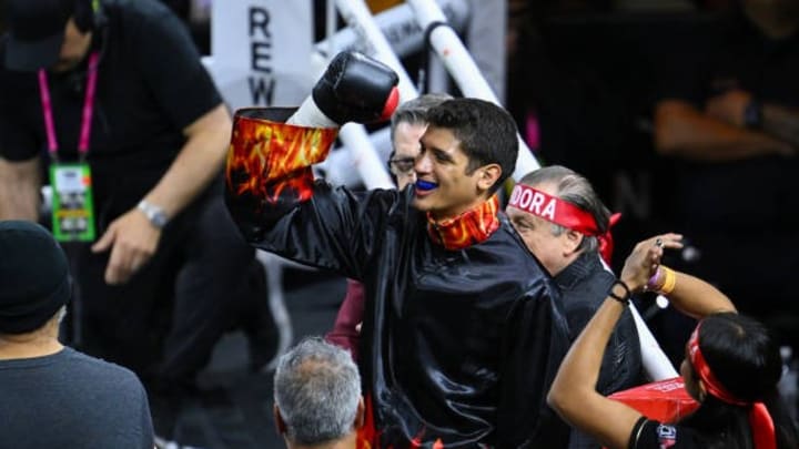 Fundora faces a tough decision as the WBO mandates a title defense against an active contender Fundora faces a tough decision as the WBO mandates a title defense against an active contender