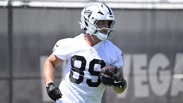 Jun 10, 2025; Henderson, NV, USA; Las Vegas Raiders tight end Brock Bowers (89) runs a drill during Las Vegas Raiders Minicamp at Intermountain Health Performance Center. Mandatory Credit: Candice Ward-Imagn Images