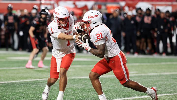 Houston QB Conner Weigman hands the ball off to RB Makhi Hughes. Mandatory Credit: Rob Gray-Imagn Images Houston QB Conner Weigman hands the ball off to RB Makhi Hughes. Mandatory Credit: Rob Gray-Imagn Images