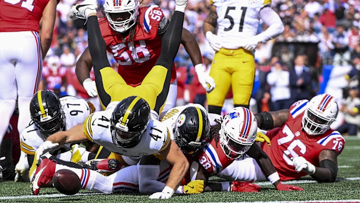 Sep 21, 2025; Foxborough, Massachusetts, USA; The Pittsburgh Steelers recover a fumble during the third quarter at Gillette Stadium. Mandatory Credit: Brian Fluharty-Imagn Images Sep 21, 2025; Foxborough, Massachusetts, USA; The Pittsburgh Steelers recover a fumble during the third quarter at Gillette Stadium. Mandatory Credit: Brian Fluharty-Imagn Images