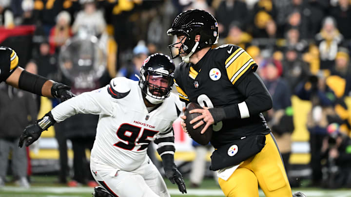 Jan 12, 2026; Pittsburgh, PA, USA; Pittsburgh Steelers quarterback Aaron Rodgers (8) scrambles from Houston Texans defensive end Derek Barnett (95) during the first half of an AFC Wild Card Round game at Acrisure Stadium. Mandatory Credit: Barry Reeger-Imagn Images Jan 12, 2026; Pittsburgh, PA, USA; Pittsburgh Steelers quarterback Aaron Rodgers (8) scrambles from Houston Texans defensive end Derek Barnett (95) during the first half of an AFC Wild Card Round game at Acrisure Stadium. Mandatory Credit: Barry Reeger-Imagn Images