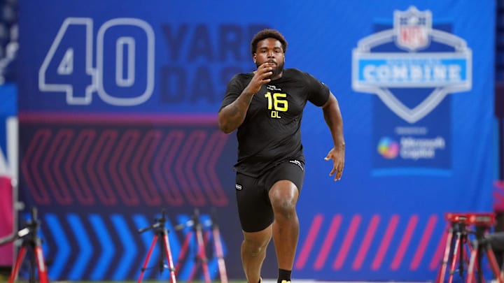 Feb 27, 2025; Indianapolis, IN, USA; Oregon defensive lineman Derrick Harmon (DL15) participates in drills during the 2025 NFL Combine at Lucas Oil Stadium. Mandatory Credit: Kirby Lee-Imagn Images