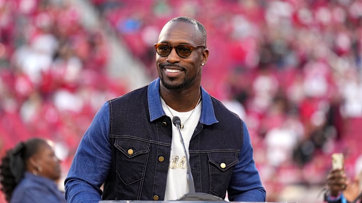 Former tight end Vernon Davis speaks during the 49ers hall of fame ceremony during halftime against the New York Jets at Levi's Stadium. Mandatory Credit: Darren Yamashita-Imagn Images Former tight end Vernon Davis speaks during the 49ers hall of fame ceremony during halftime against the New York Jets at Levi's Stadium. Mandatory Credit: Darren Yamashita-Imagn Images