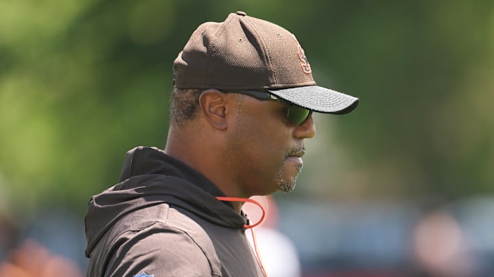 Jul 29, 2022; Berea, OH, USA; Cleveland Browns defensive coordinator Joe Woods watches a drill during training camp at CrossCountry Mortgage Campus. Mandatory Credit: Ken Blaze-Imagn Images