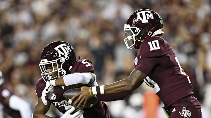 Texas A&M Aggies quarterback Marcel Reed (10) hands off the ball to running back Amari Daniels (5) during the first quarter against the New Mexico State Aggies at Kyle Field. 
