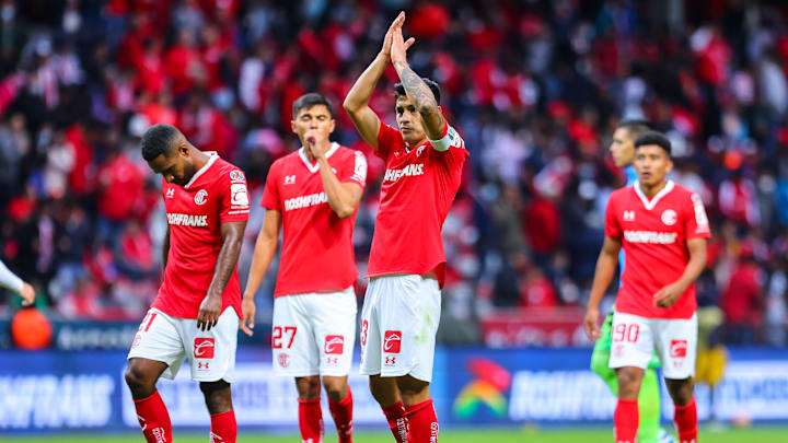 Jugadores del Toluca al finalizar un partido de las Chivas.