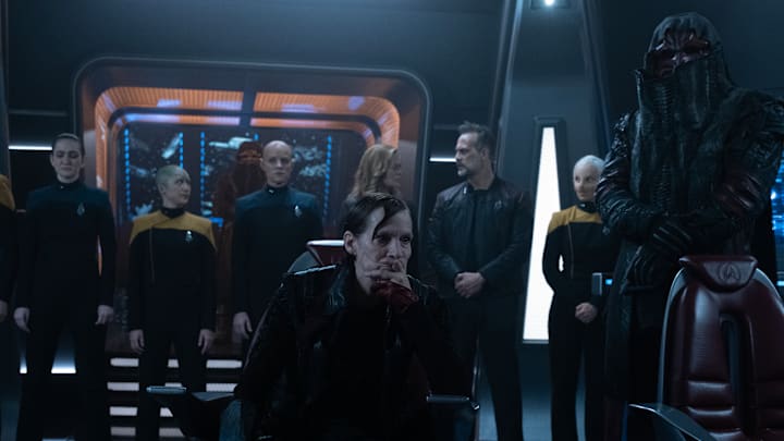 Amanda Plummer as Vadic, Jin Maley as Kova Rin Esmar, Stephanie Czajkowski as Lt. T'Veen, Jeri Ryan as Seven of Nine, Todd Stashwick as Captain Liam Shaw in "Surrender" Episode 308, Star Trek: Picard on Paramount+. Photo Credit: Trae Patton/Paramount+. ©2021 Viacom, International Inc. All Rights Reserved.