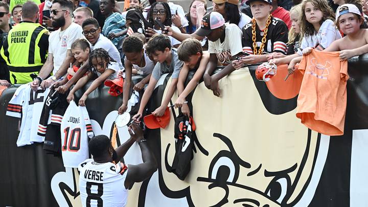 Aug 22, 2026; Cleveland, Ohio, USA; Cleveland Browns defensive end Jared Verse (8) signs autographs for fan after the game between the Browns and the Buffalo Bills at Huntington Bank Field. Mandatory Credit: Ken Blaze-Imagn Images Aug 22, 2026; Cleveland, Ohio, USA; Cleveland Browns defensive end Jared Verse (8) signs autographs for fan after the game between the Browns and the Buffalo Bills at Huntington Bank Field. Mandatory Credit: Ken Blaze-Imagn Images