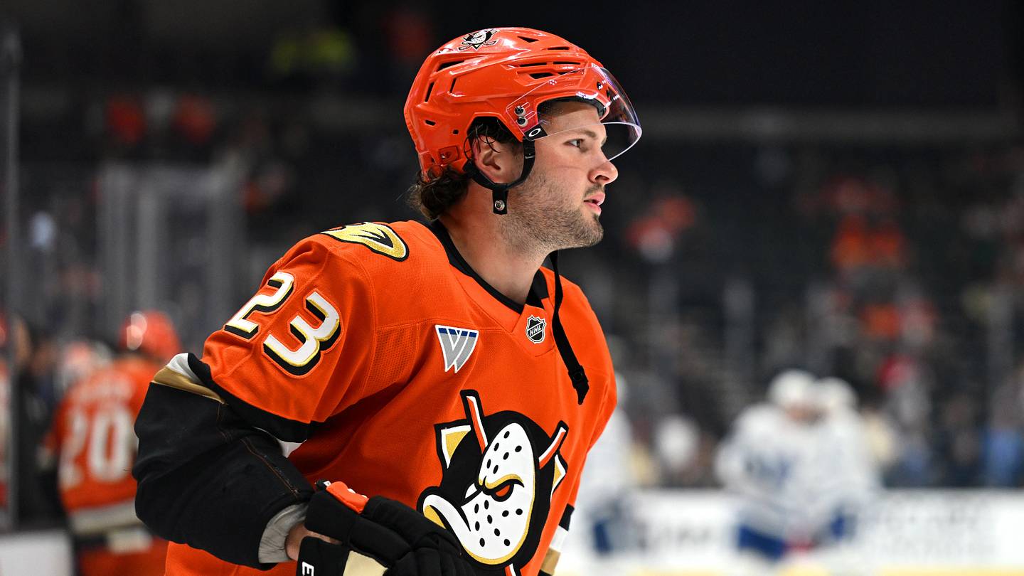 Mason McTavish is a target worth pursuing for the Blackhawks