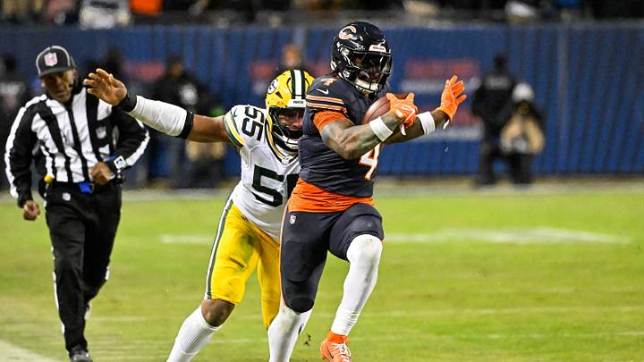 Chicago Bears RB D'Andre Swift runs with the ball against the Green Bay Packers. Mandatory Credit: Matt Marton-Imagn Images Chicago Bears RB D'Andre Swift runs with the ball against the Green Bay Packers. Mandatory Credit: Matt Marton-Imagn Images
