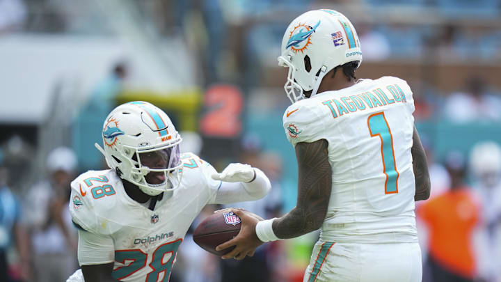 Miami Dolphins running back De'Von Achane runs the ball against the Los Angeles Chargers. Miami Dolphins running back De'Von Achane runs the ball against the Los Angeles Chargers.