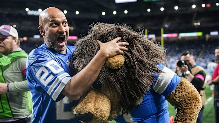 Keegan-Michael Key and Detroit Lions mascot Roary.