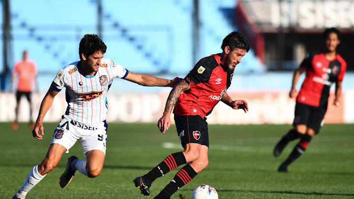 Lucas Albertengo persigue a Pablo Perez
