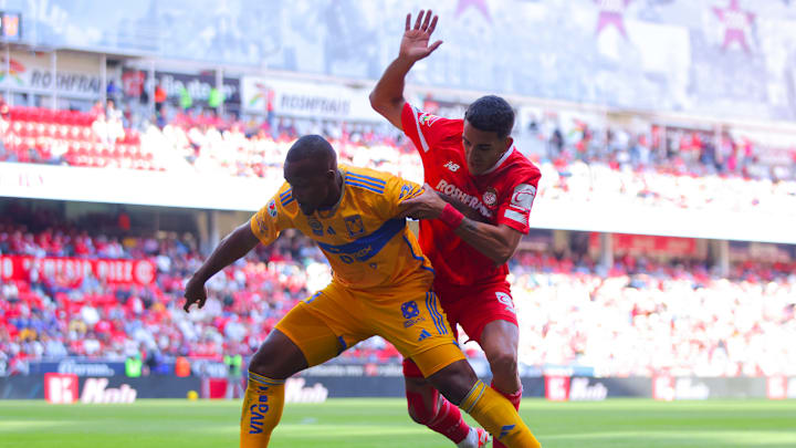 El brasileño Samir Souza de Tigres defiende el esférico del uruguayo Andrés Pereira de Toluca. El brasileño Samir Souza de Tigres defiende el esférico del uruguayo Andrés Pereira de Toluca.