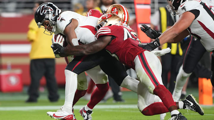Oct 19, 2025; Santa Clara, California, USA; Atlanta Falcons running back Bijan Robinson (7) scores a touchdown past San Francisco 49ers linebacker Tatum Bethune (48) during the third quarter at Levi's Stadium. Mandatory Credit: Darren Yamashita-Imagn Images Oct 19, 2025; Santa Clara, California, USA; Atlanta Falcons running back Bijan Robinson (7) scores a touchdown past San Francisco 49ers linebacker Tatum Bethune (48) during the third quarter at Levi's Stadium. Mandatory Credit: Darren Yamashita-Imagn Images