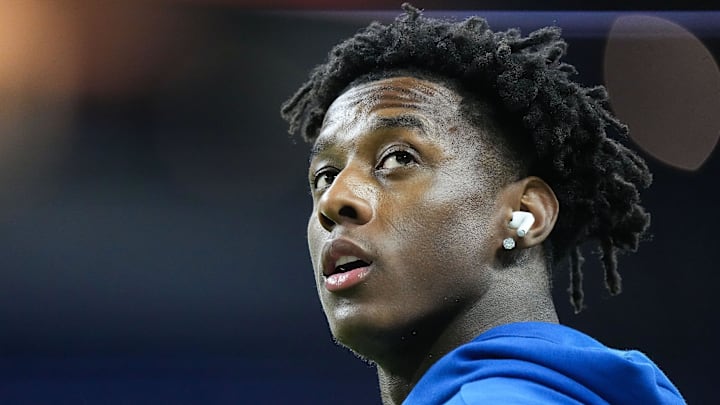 Indianapolis Colts cornerback Sauce Gardner warms up